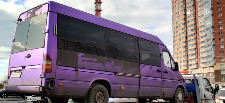 Погрузка автомобиля на эвакуатор в Ленинградской области
